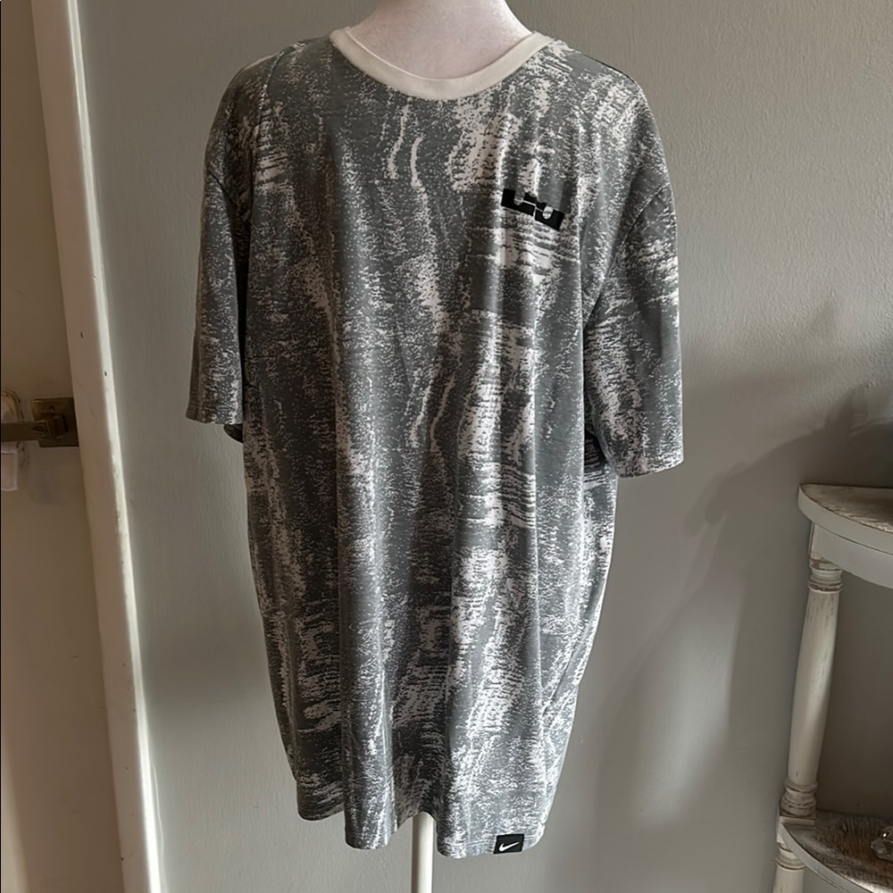 [Nike] “Witness” Gray Graphic T-Shirt - Size XL